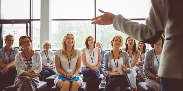 Kişisel Gelişim Kursları ile İletişim ve Sunum Becerilerini Güçlendirmek: Profesyonel Hayatta Fark Yaratın
